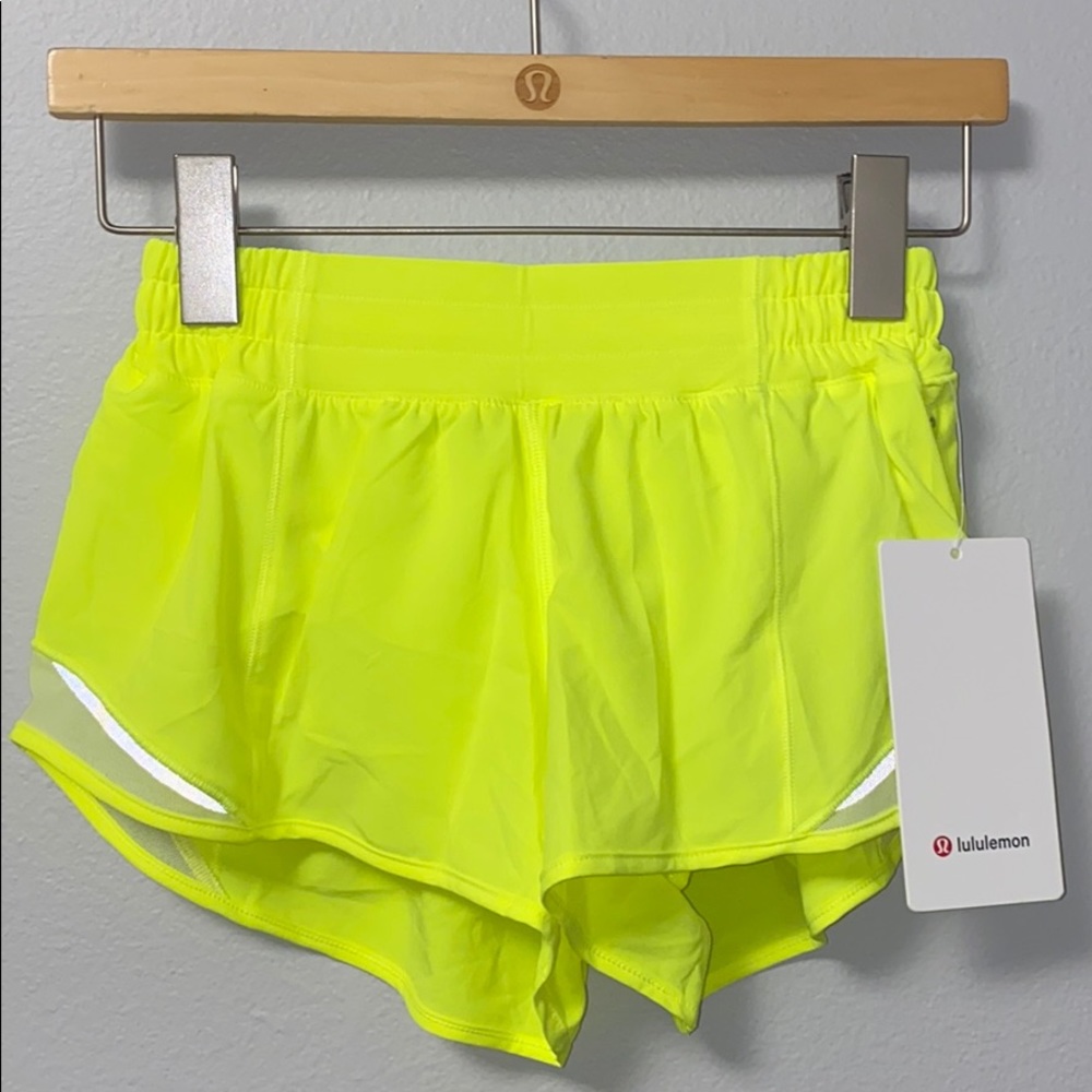 🍋 Lululemon Hotty Hot Shorts Highlighter Yellow 4